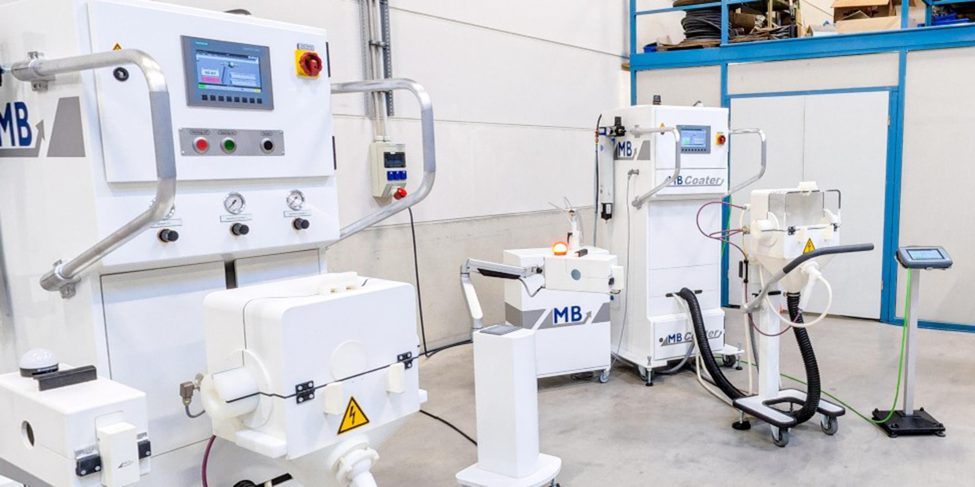 Messestand mit der MB Coater Bepuderungsmaschine im Fokus