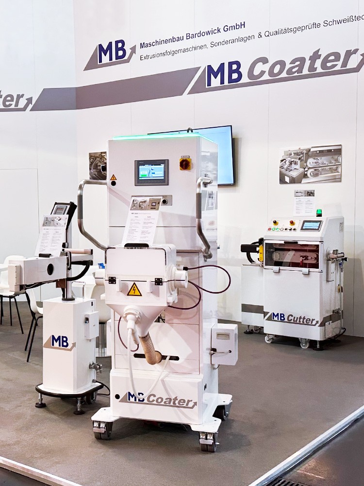 Messestand mit einigen Extrusionsfolgemaschinen
