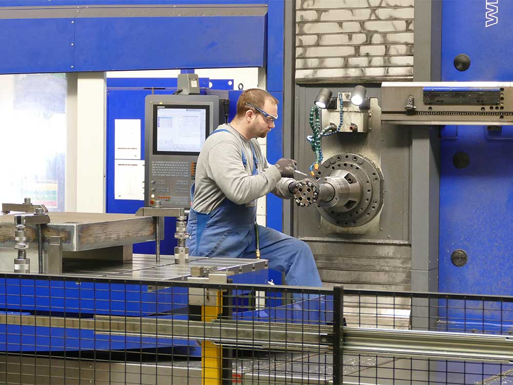 Mitarbeiter stellt die Qualität von Bauteilen sicher